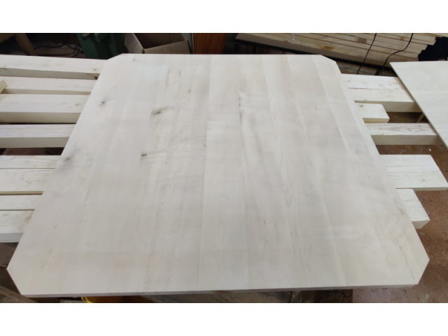 Maßgeschneiderter Tisch